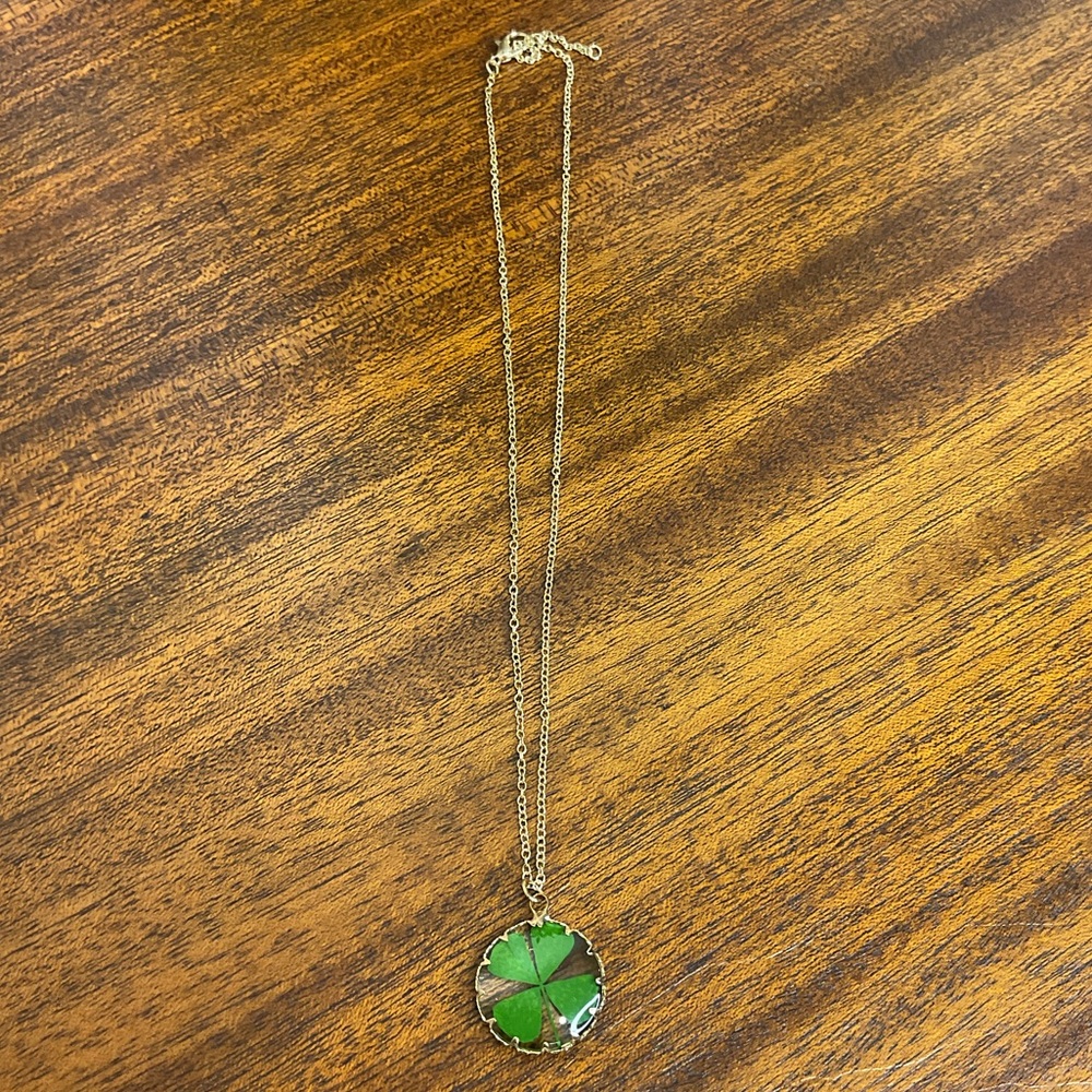 Four Leaf Clover 🍀 Pendant Necklace with Gold Toned Chain - Picture 4 of 6